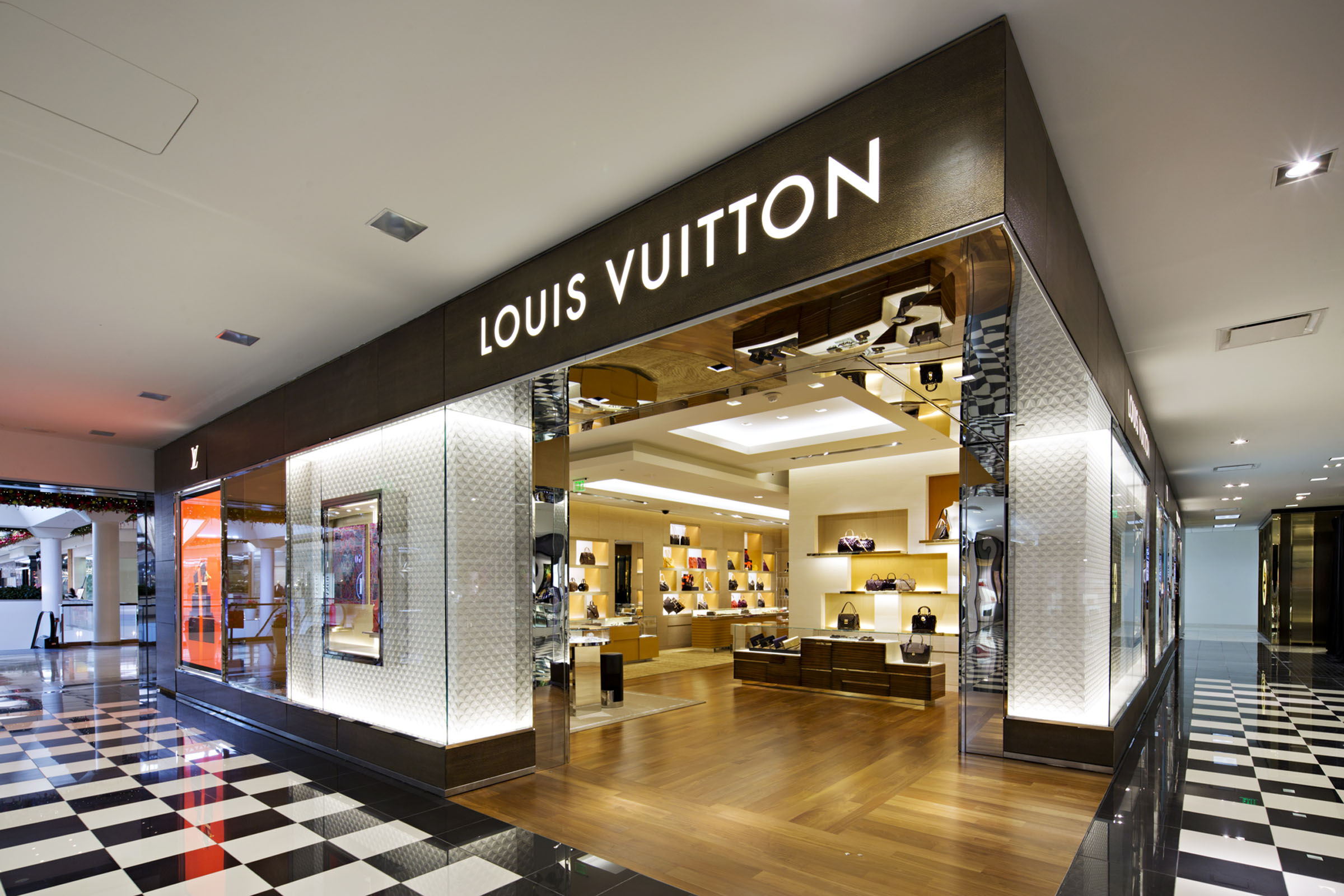 Dubai Shopping Malls: Louis Vuitton Outlet at The Dubai Mall